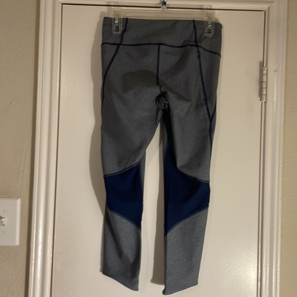 Under Armour Heatgear compression 3/4 length leggings, size M - Picture 2 of 6